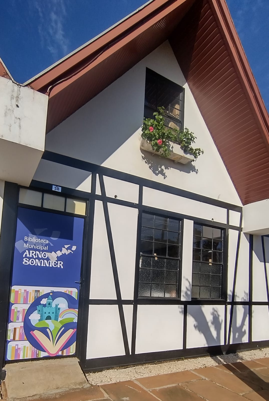 Fachada da Biblioteca Pública Municipal Professor Arno Sommer